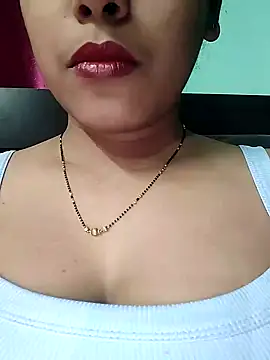 Snapshot of sexyindi_couple chatting on 01/14/25, 01:28 sexyindi couple online show from 01/14/25, 01:28