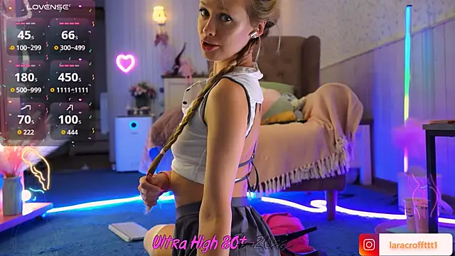 laracroftt1 online show from 10/19/25, 08:00