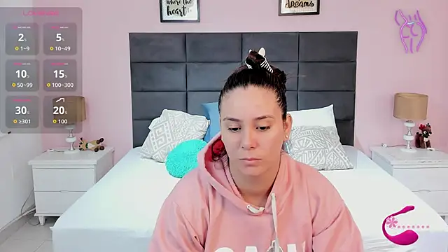 Snapshot of MadisonJenner chatting on 10/09/25, 10:27 MadisonJenner online show from 10/09/25, 10:27