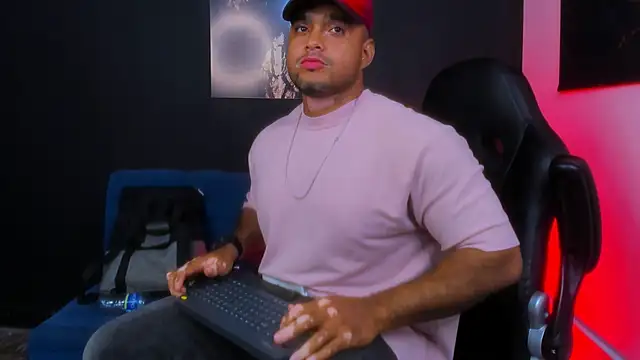 Snapshot of Big_furry_bear13 chatting on 10/31/25, 05:26 Big furry bear13 online show from 10/31/25, 05:26