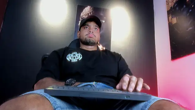 Snapshot of Big_furry_bear13 chatting on 10/19/25, 11:02 Big furry bear13 online show from 10/19/25, 11:02