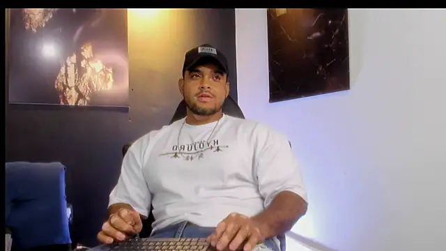 Snapshot of Big_furry_bear13 chatting on 10/28/25, 05:39 Big furry bear13 online show from 10/28/25, 05:39