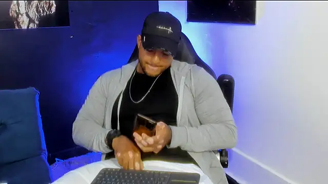 Snapshot of Big_furry_bear13 chatting on 11/13/25, 01:04 Big furry bear13 online show from 11/13/25, 01:04