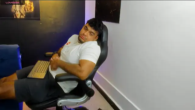 Snapshot of Big_furry_bear13 chatting on 11/26/25, 08:14 Big furry bear13 online show from 11/26/25, 08:14