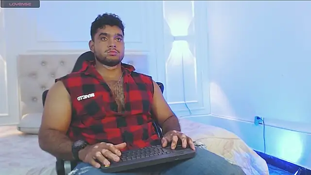 Snapshot of Big_furry_bear13 chatting on 10/29/25, 05:06 Big furry bear13 online show from 10/29/25, 05:06