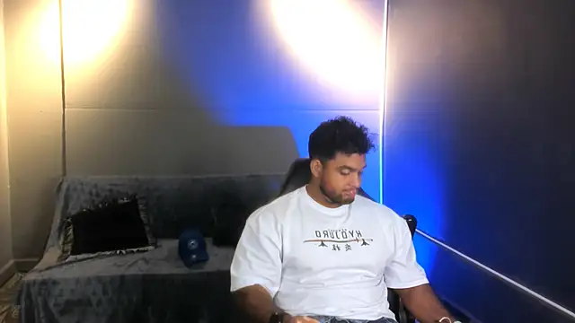 Snapshot of Big_furry_bear13 chatting on 12/16/25, 05:33 Big furry bear13 online show from 12/16/25, 05:33