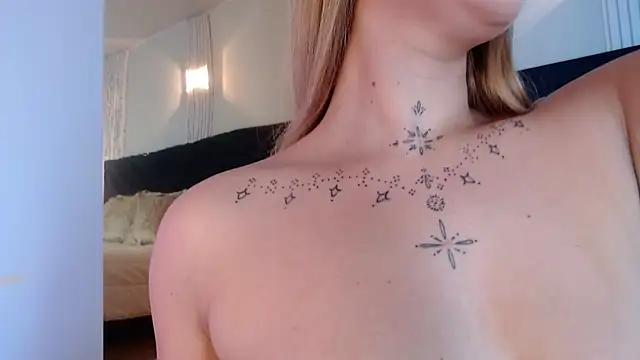 Snapshot of MollyCruz chatting on 09/25/25, 10:43 MollyCruz online show from 09/25/25, 10:43