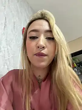Snapshot of MollyCruz chatting on 06/19/26, 02:17 MollyCruz online show from 06/19/26, 02:17
