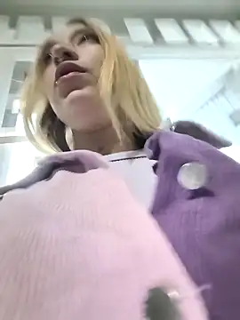 Snapshot of MollyCruz chatting on 12/21/25, 10:39 MollyCruz online show from 12/21/25, 10:39