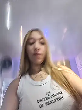 Snapshot of MollyCruz chatting on 12/20/25, 10:40 MollyCruz online show from 12/20/25, 10:40