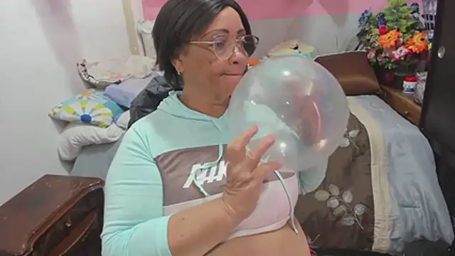 Snapshot of Mrs_mommy_ chatting on 06/19/26, 06:03 Mrs mommy online show from 06/19/26, 06:03