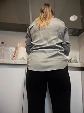 Snapshot of HotXMom chatting on 11/30/25, 11:55 HotXMom online show from 11/30/25, 11:55