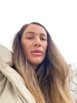 Snapshot of HotXMom chatting on 11/06/25, 07:01 HotXMom online show from 11/06/25, 07:01