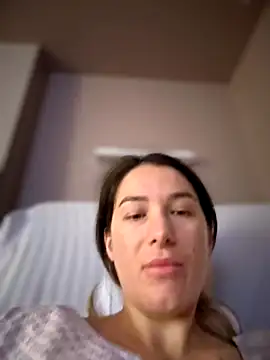 Snapshot of HotXMom chatting on 10/23/25, 05:39 HotXMom online show from 10/23/25, 05:39