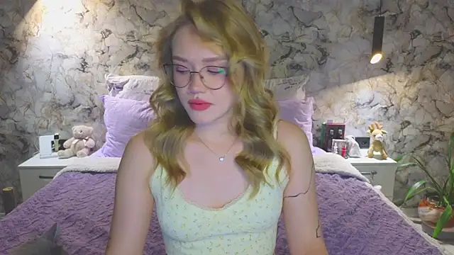 Aurora Golden1 online show from 10/18/25, 05:15