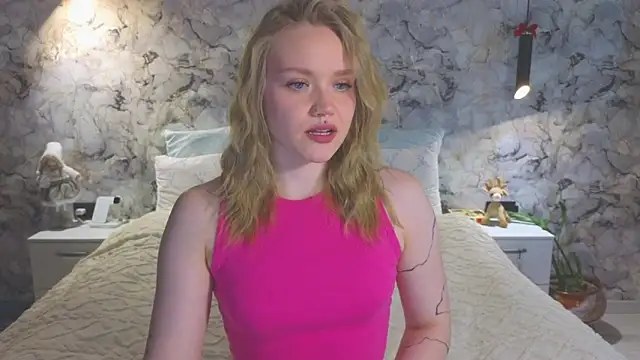 Snapshot of Aurora_Golden1 chatting on 06/04/26, 12:43 Aurora Golden1 online show from 06/04/26, 12:43