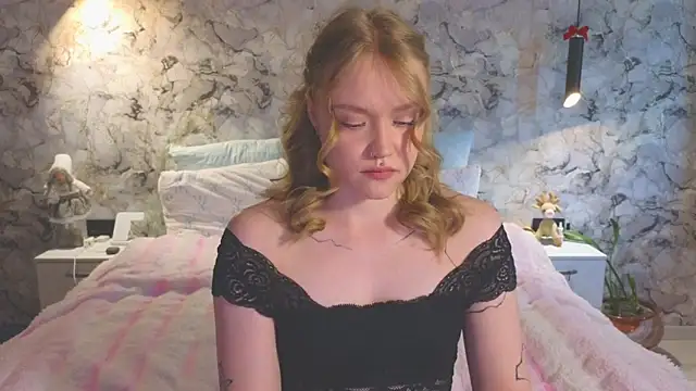 Snapshot of Aurora_Golden1 chatting on 06/06/26, 12:43 Aurora Golden1 online show from 06/06/26, 12:43