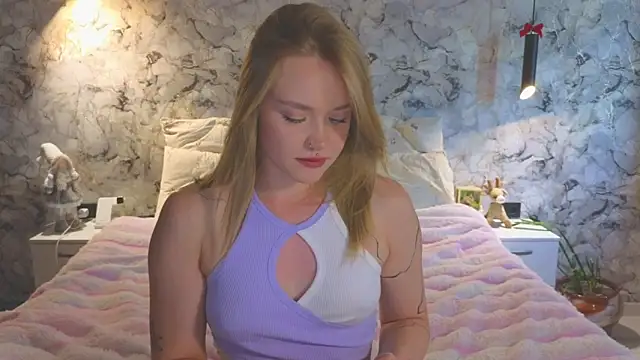 Snapshot of Aurora_Golden1 chatting on 06/29/26, 11:43 Aurora Golden1 online show from 06/29/26, 11:43