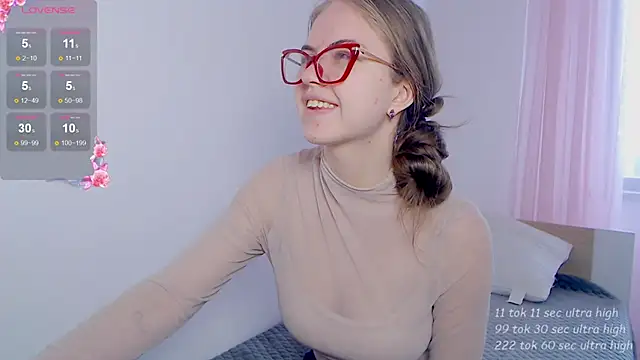 Snapshot of Sarah_HS chatting on 04/21/26, 11:28 Sarah HS online show from 04/21/26, 11:28