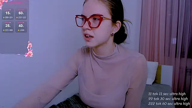 Snapshot of Sarah_HS chatting on 05/13/26, 06:37 Sarah HS online show from 05/13/26, 06:37