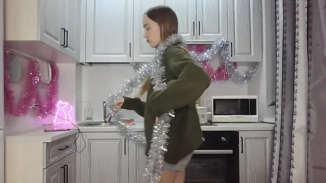 leslie my lovee online show from 12/21/24, 08:10