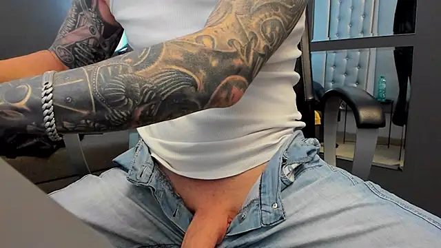 Snapshot of AronGrant chatting on 02/04/26, 09:59 AronGrant online show from 02/04/26, 09:59