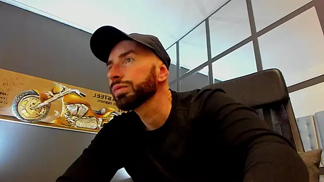 Snapshot of AronGrant chatting on 12/20/25, 10:07 AronGrant online show from 12/20/25, 10:07