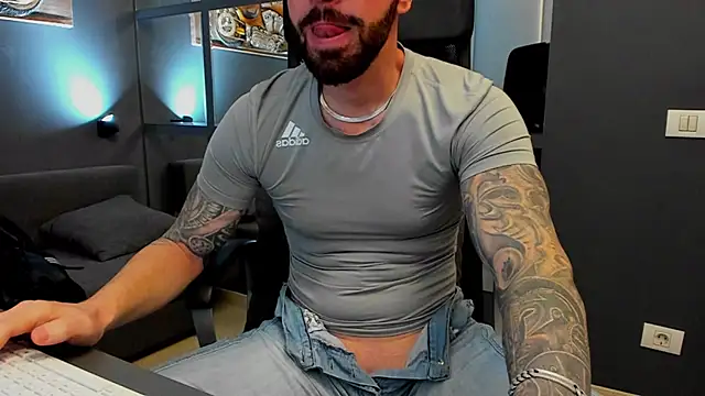 Snapshot of AronGrant chatting on 01/06/26, 11:03 AronGrant online show from 01/06/26, 11:03