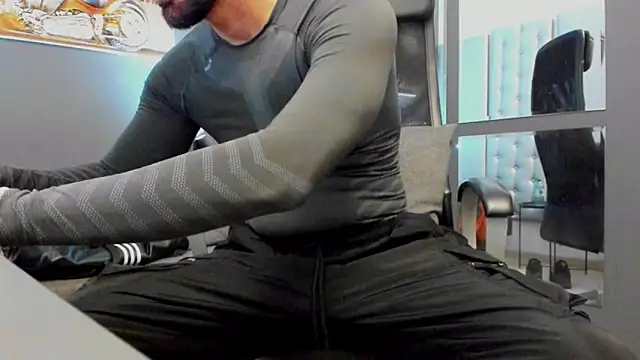 Snapshot of AronGrant chatting on 01/08/26, 11:27 AronGrant online show from 01/08/26, 11:27