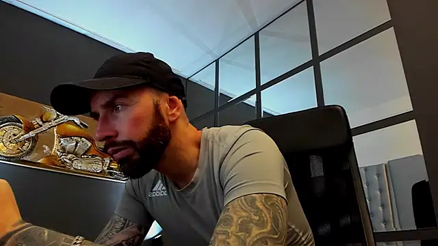 Snapshot of AronGrant chatting on 02/25/26, 10:04 AronGrant online show from 02/25/26, 10:04