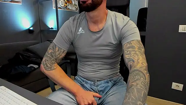 Snapshot of AronGrant chatting on 02/01/26, 10:13 AronGrant online show from 02/01/26, 10:13