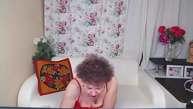 Snapshot of YourHotGranny chatting on 06/12/26, 10:24 YourHotGranny online show from 06/12/26, 10:24