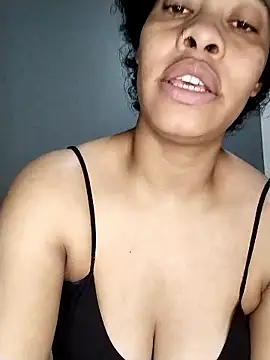 Snapshot of Su_Duarte_1 chatting on 10/12/25, 10:33 Su Duarte 1 online show from 10/12/25, 10:33
