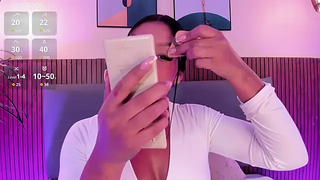 NicolleeEvanss online show from 11/11/25, 12:00