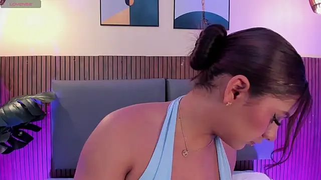 NicolleeEvanss online show from 04/17/26, 11:24