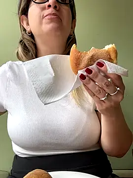 amooraaamoon online show from 10/31/25, 01:30