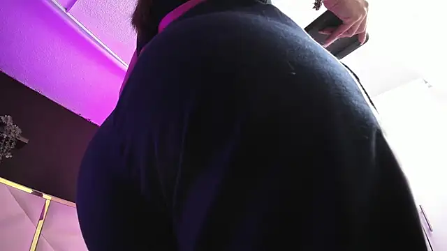 April bowie online show from 11/22/25, 11:20