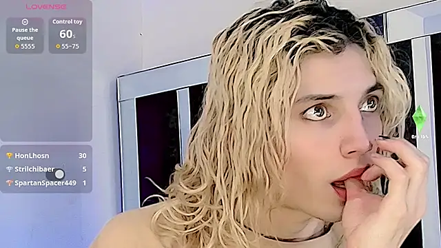 Snapshot of honey_skin chatting on 09/16/25, 09:27 honey skin online show from 09/16/25, 09:27