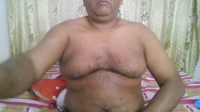 Snapshot of Beargryzzly chatting on 12/15/24, 07:21 Beargryzzly online show from 12/15/24, 07:21