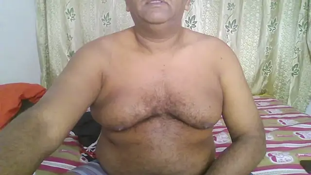 Snapshot of Beargryzzly chatting on 01/05/25, 02:06 Beargryzzly online show from 01/05/25, 02:06