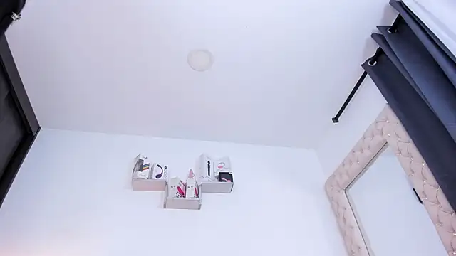 lorennahernandez01 online show from 10/29/25, 11:31