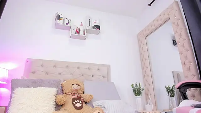 lorennahernandez01 online show from 09/21/25, 04:50