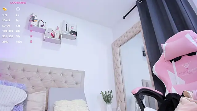 lorennahernandez01 online show from 10/10/25, 11:33