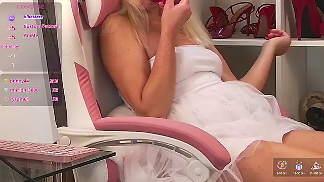 Snapshot of BaditaLuna chatting on 09/28/25, 03:08 BaditaLuna online show from 09/28/25, 03:08