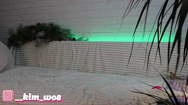 Snapshot of _-Kim_ chatting on 12/17/24, 06:20 -Kim online show from 12/17/24, 06:20