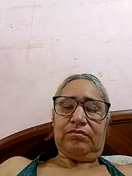 Snapshot of _candi chatting on 10/25/25, 12:28 candi online show from 10/25/25, 12:28