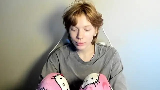 Snapshot of StellaDavis chatting on 12/22/25, 01:22 StellaDavis online show from 12/22/25, 01:22