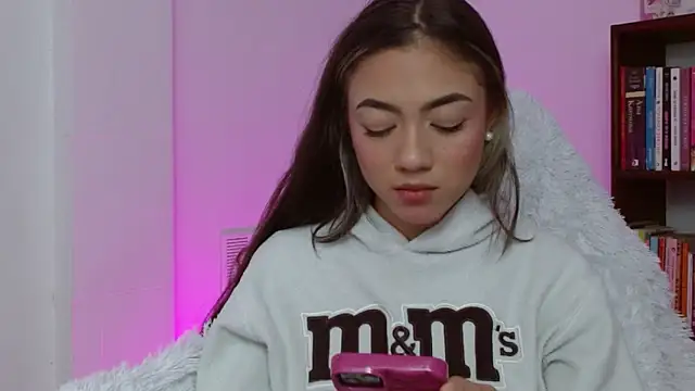 Snapshot of hantonella_ chatting on 12/02/25, 02:52 hantonella online show from 12/02/25, 02:52