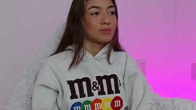 Snapshot of hantonella_ chatting on 11/26/25, 01:22 hantonella online show from 11/26/25, 01:22