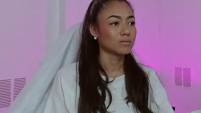 Snapshot of hantonella_ chatting on 11/21/25, 03:11 hantonella online show from 11/21/25, 03:11